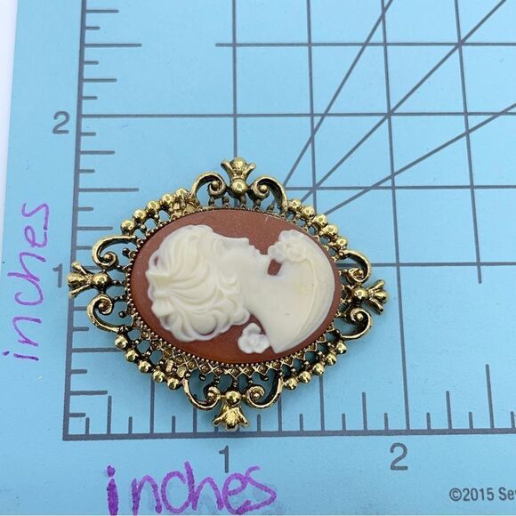 Vintage Avon Cameo Glace Brooch Pin Locket Gold Tone Filigree Trim Women - Picture 15 of 15